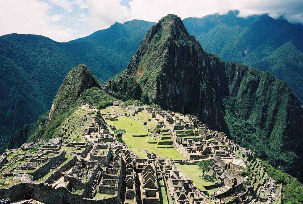 El complejo arquitectónico de piedra construido en el siglo XV, en lo alto de una montaña en la selva de Cusco, fue develada al mundo en 1911.