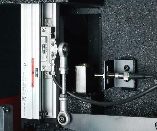 Precisión de plegado Para obtener una máxima precisión de plegado se utiliza un encoder óptico de alta resolución GIVI MESURE (resolución de 0,005 mm), encargado de controlar el