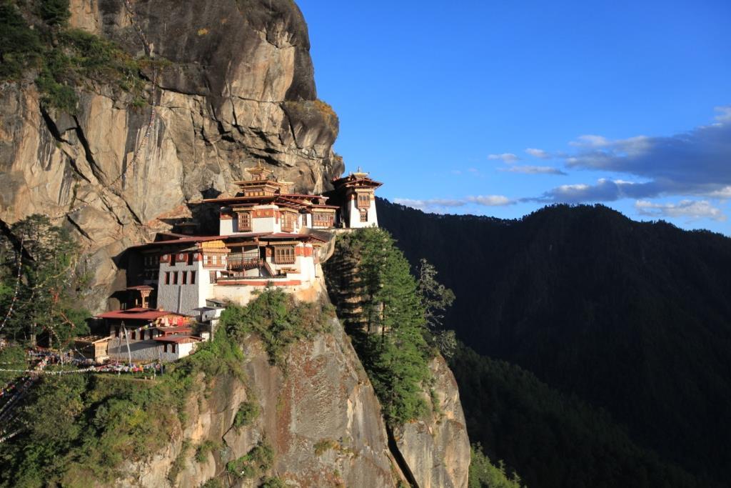 BUTÁ N, ESPECIÁL SEMÁNÁ SÁNTÁ, DEL 7 ÁL 16 DE ÁBRIL 2017 10 DI ÁS / 8 NOCHES Uno de los países más desconocidos e inexplorados del mundo, Bután fascina a sus visitantes por sus espectaculares