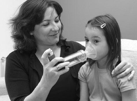 Sección 3 Cómo controlar el asma Cómo utilizar un inhalador dosificado con una mascarilla (Al MDI también se le llama inhalador de dosis medida) El inhalador MDI se puede usar con una cámara de