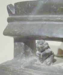 Colección del Museo Arqueológico Nacional Brüning de Lambayeque. Figura 19: Cerámica chimú con reminiscencia de la cultura Lambayeque (detalle) Fuente: Fotografía propia.