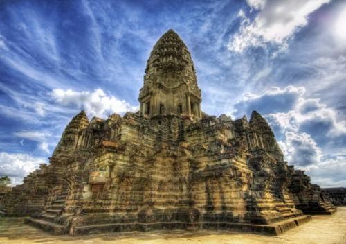 Día 4: Kompong Thom Siem Reap Desayuno. Tenemos hoy una etapa de unas 3 horas para llegar a Siem Reap. Tras dejar las maletas en el hotel, comenzaremos nuestra visita del Templo Angkor Wat.