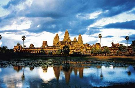 Día 6: Visitas Angkor Después del desayuno, nuestro vehículo nos transporta hasta Banteay Srey, a una media hora de camino. Es uno de los templos más especiales de Angkor. Está a unos 20 km.