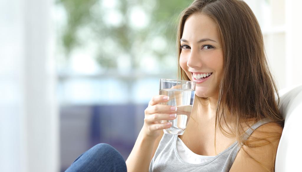 1. Hidrátese El consumo de agua es vital para el funcionamiento correcto del cuerpo ya que ayuda a eliminar las toxinas del organismo y prevenir los coágulos en la sangre.