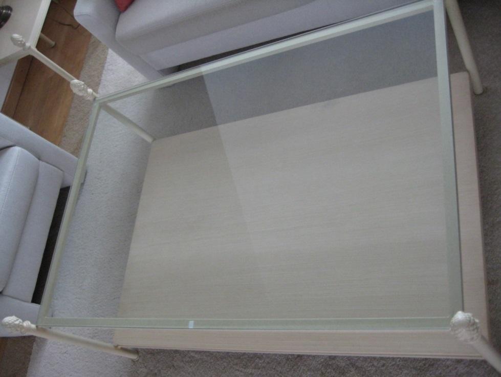 Número de referencia 2018.10 Denominación: Mesa de centro lacada beige. Descripción: Mesa de metal lacado en tono beige con encimera de cristal y balda de madera.