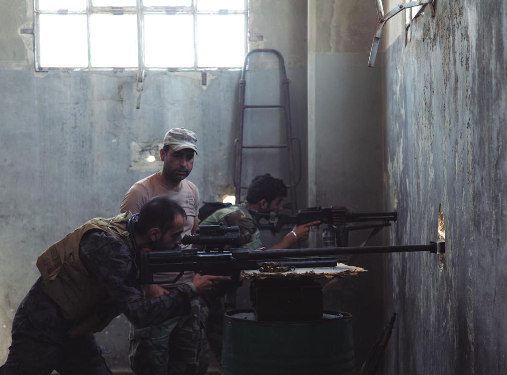 [ lucha contra el yihadismo ] Miembros de las milicias de la oposición del Ejército Libre Sirio reciben entrenamiento militar en una calle de las afueras de la ciudad El drama de Alepo La ciudad de