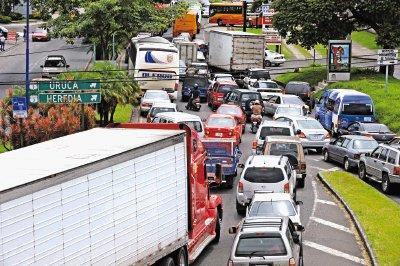 Infraestructura vial en Costa Rica Crecimiento de la flota vehicular sostenido al 13,3% anual durante el período 2001-2009 Crecimiento del tránsito privado al 8% anual Infraestructura de carreteras