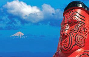 Cairns Auckland 2 + 1 AUSTRALIA Waitomo NUEVA ZELANDA Matamata (Hobbiton) 1 Rotorua Waimangu Sydney Escultura maorí Rotorua Melbourne 2 noa waka de 25 metros de largo; después, visitaremos el barrio