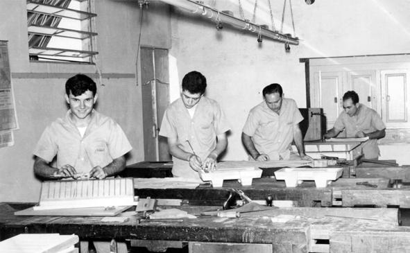 Omar Berrocal - Modelar / MEGBA De atrás hacia adelante, Ramón Santino, Oscar Berrocal y dos empleados de Modelar S.A. 1965.