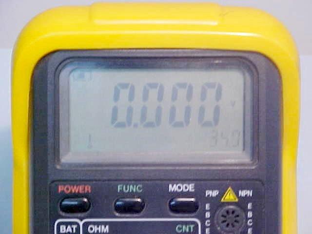 Pantalla i botons En la pantalla hi apareixen, a més del valor de la mesura, altres informacions rellevants: Estat de la bateria Barra analògica Unitats de mesura Botó On/Off El botó FUNC serveix per