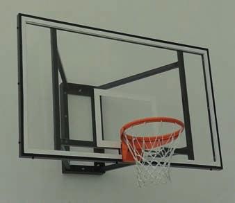 Tablero Referencia: 100050 Tablero de seguridad de baloncesto de vidrio templado con película protectora, dimensiones 1800x1050x12 mm con recorte para anillo, montado en un marco de acero barnizado.