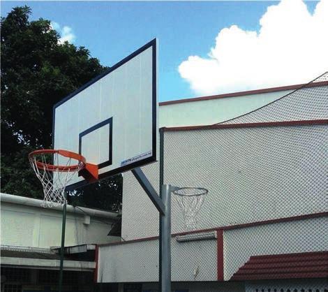 Poste Combinado de Baloncesto y Netball El poste combinado para baloncesto y netball está hecho de perfiles de aluminio con un voladizo estándar de 0.90 m.