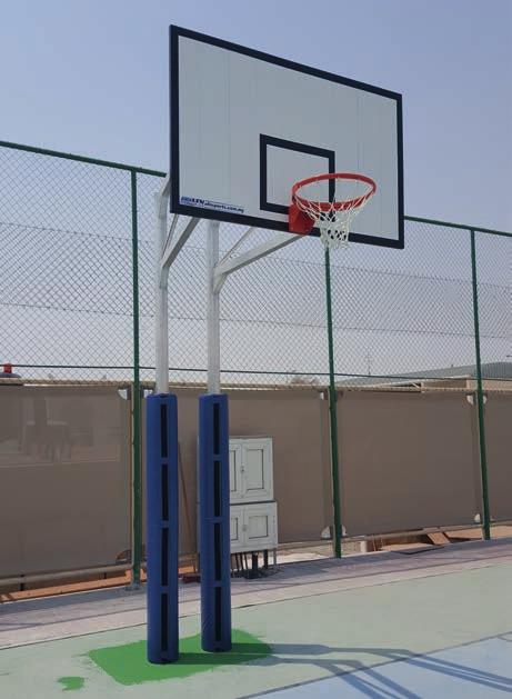 Sistema de Poste Doble de Baloncesto El poste de baloncesto está hecho de perfiles especiales de aluminio. La estructura es soportada por dos postes en el suelo.