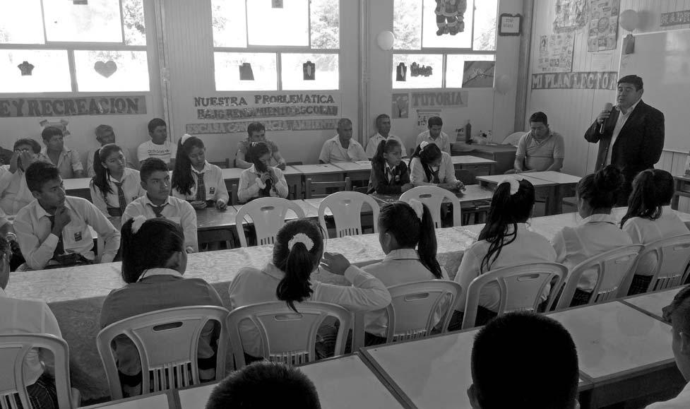 familia y alumnos la Institución Educativa Manuel Scorza l centro poblado Nuevo Tallán (distrito El Tallán).
