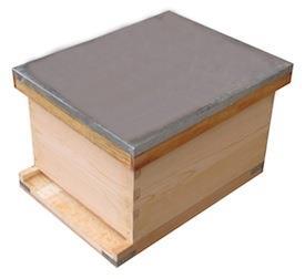 La colmena debe colocarse sobre soportes o caballetes para asentar las misma a una altura del suelo como para que los trabajos resulten más cómodos al apicultor (40 cm aproximadamente).