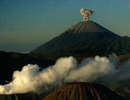 Quan un volcà entra en erupció expulsa el magma del seu interior que, en