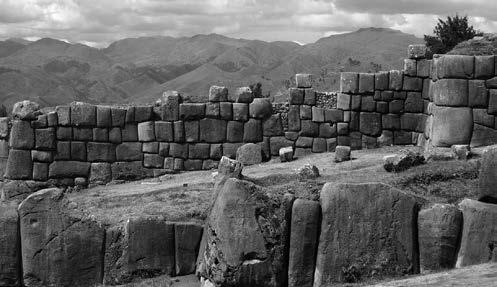 102 Návrat do hôr alebo Severná Argentína, Bolívia, Peru a Ekvádor Sacsayhuamán kamenný múr z doby Inkov. Ba možno ešte starší.
