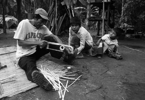 Návrat do hôr alebo Severná Argentína, Bolívia, Peru a Ekvádor 131 Ako sa robí prestieranie (malé podložky na stôl) ma naučil Macario. Najprv sme rozpílili bambusový výhon na rovnako dlhé časti.