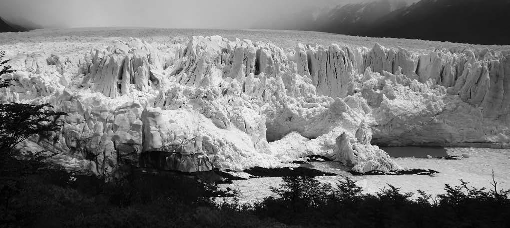 60 Od Uruguaja po Uruguaj alebo 5 mesiacov v Patagónii Ľadovec Perito Moreno. Pri dobrom počasí je vidno niekoľkokilometrový jazyk až do srdca južného ľadového poľa Campo Hielo Sur.