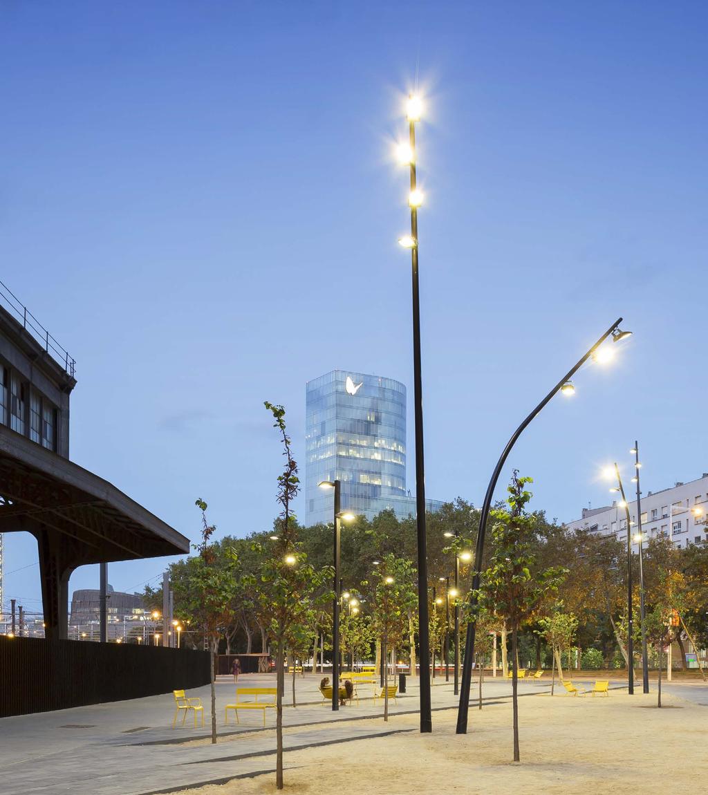 Ful is a street light series with a conical section and variable curvature, providing considerable freedom to optimise their orientation and create a formal result in apparent movement.