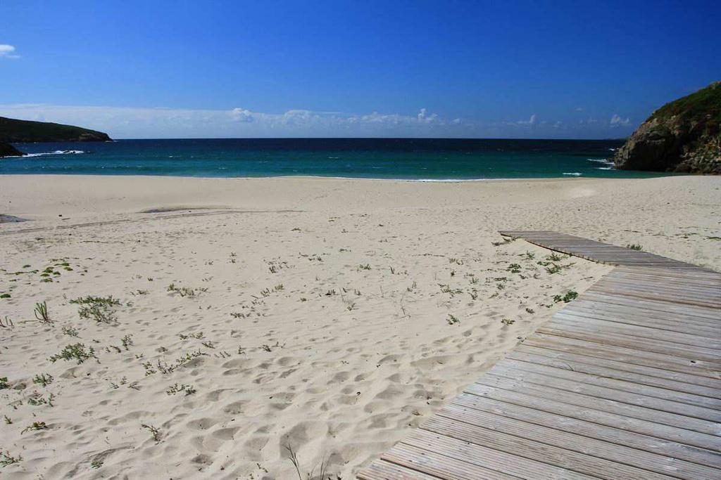 PLAYA DE REBORDELO La playa de Rebordelo es la mayor del municipio y está situada en otro entorno virgen de la costa de Cabana, rodeada de