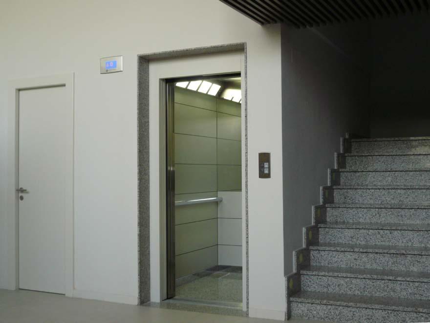 Se ha diseñado especialmente para la eliminación de barreras arquitectónicas y cumple con todos los requisitos indicados en la Normativa Europea EN 81-70 sobre la accesibilidad a los ascensores para