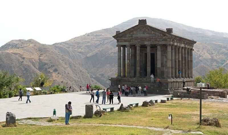 Salida hacia el Templo de Garni, que se levanta sobre una capa triangular y que es el único ejemplo de cultura pagana que sobrevivió en Armenia.