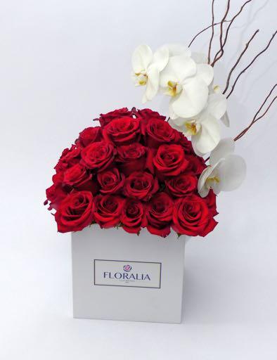 de 20cm, contiene 6 a 8 rosas importadas, girasoles, astromelias, follaje y