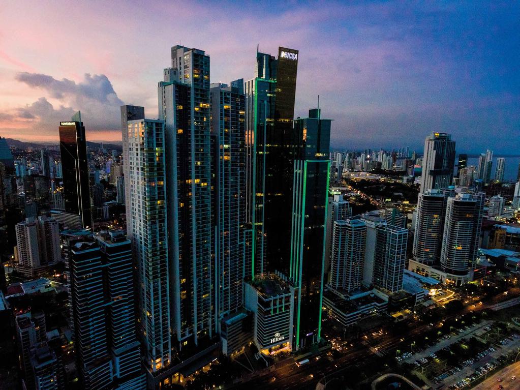 El Hotel Hilton Panamá está ubicado en la cinta costera de la Ciudad de Panamá, es un edificio de 68 pisos situado en la mitad de la avenida frente a la primera línea de mar y con una visibilidad