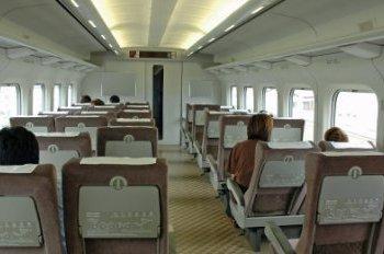 el vagón de clase turista Los asientos del vagón de clase turista son más pequeños.
