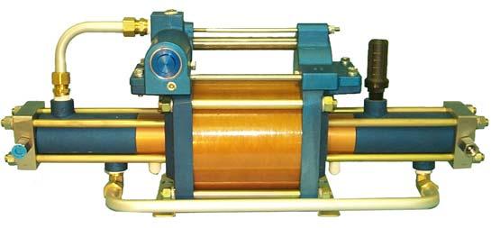 Un reforzador de presión consiste en un motor de aire y una cámara de compresión.