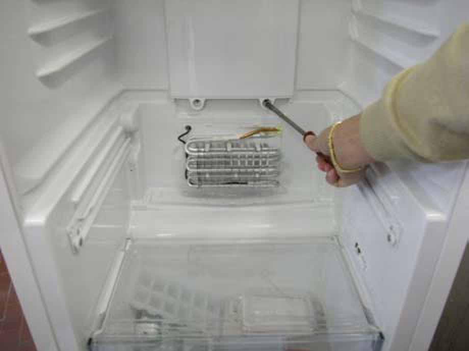 20 Manual técnico 9. Accesibilidad de los componentes en el compartimento de refrigeración 9.1 Ventilador y sensor del compartimento de refrigeración Retirar primero la cubierta del evaporador.