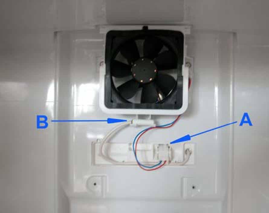 ventilador y sacar la carcasa B Sensor del compartimento de refrigeración hacia abajo.