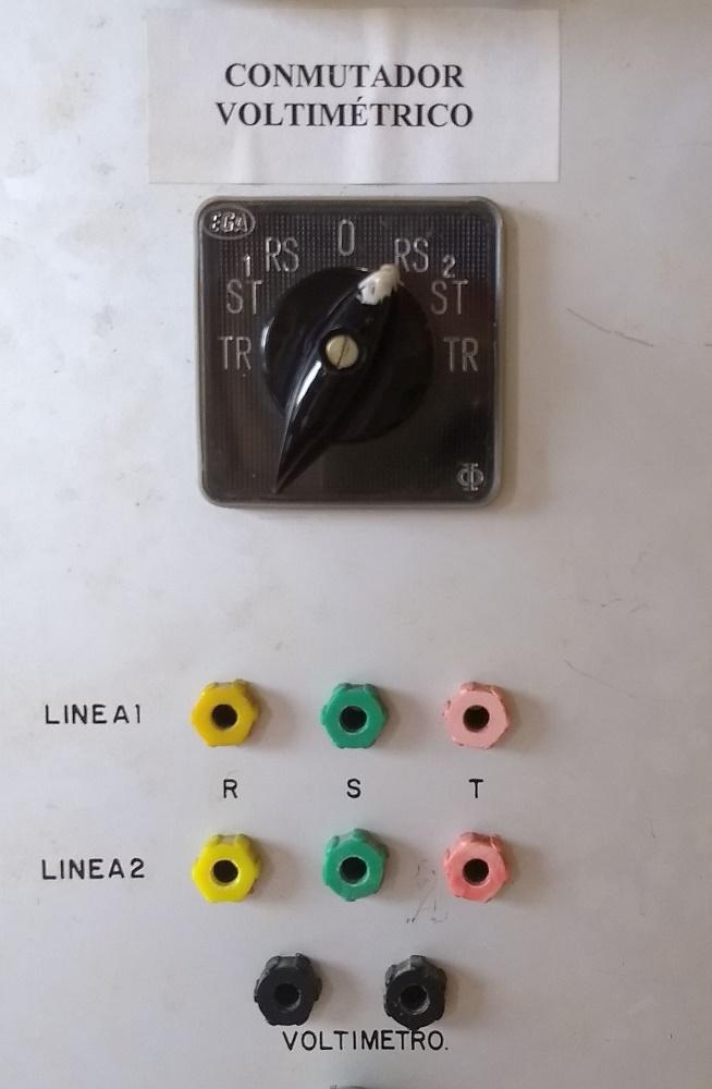 respectivo. De esta manera, uno de estos voltímetros mide en cada momento la tensión fase-neutro correspondiente a la fase que el conmutador amperimétrico envía al amperímetro.