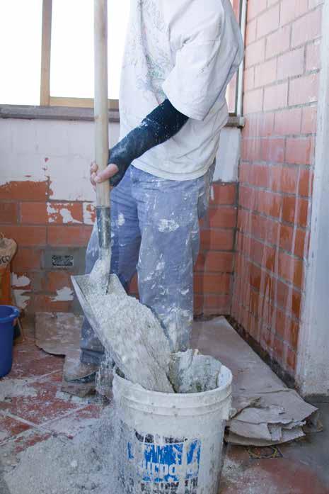 REVOESTUCOR, en mezcla con arena de buena calidad, puede usarse para revocar (pañetar) paredes de diferentes tipos, tales como bloque, ladrillo revitado o concreto (pantallas).