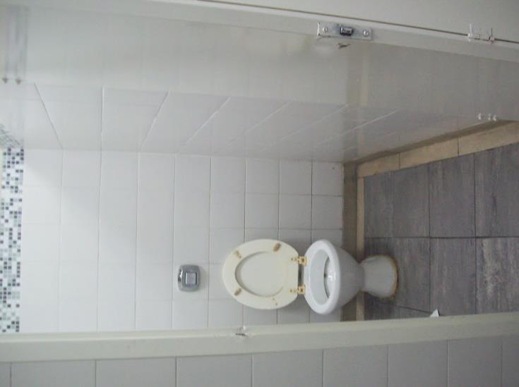 el baño del 2do subsuelo, que es exclusivo pero no cuenta con picaporte, no solo
