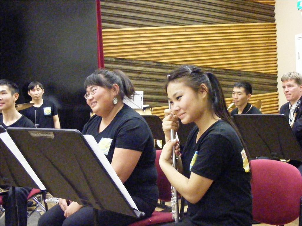 El público presente, incluyendo a los directivos y maestros de la Escuela de música y padres de estudiantes, cantaban las