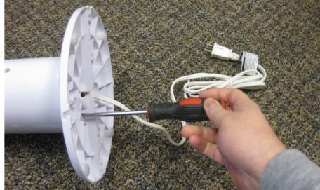 Attach the fan body and the base by inserting and tightening the screws (4) using a screwdriver.