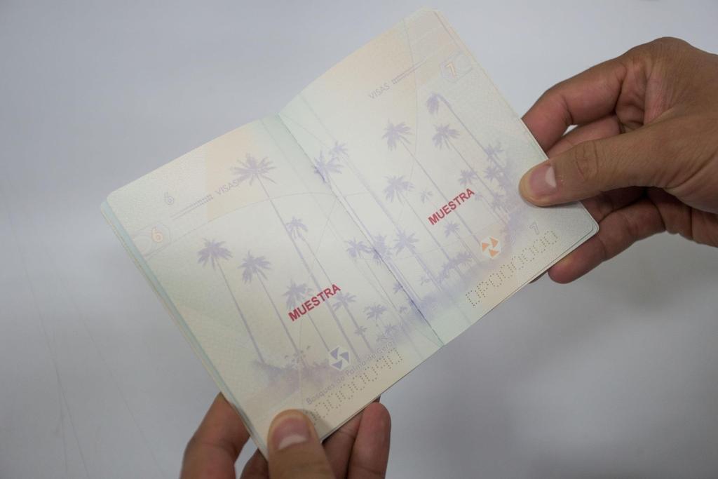 PÁGINAS INTERIORES El pasaporte presenta al mundo nuestros PAISAJES TURÍSTICOS, dándole importancia a cada una de las regiones del país, mediante fotografías que describen los hitos más relevantes
