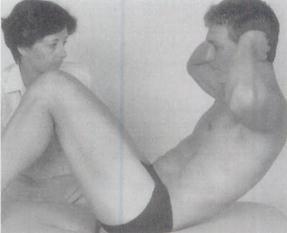 55 Posición del paciente: Decúbito supino, con las rodillas flexionadas y ambos miembros superiores en la cabeza.