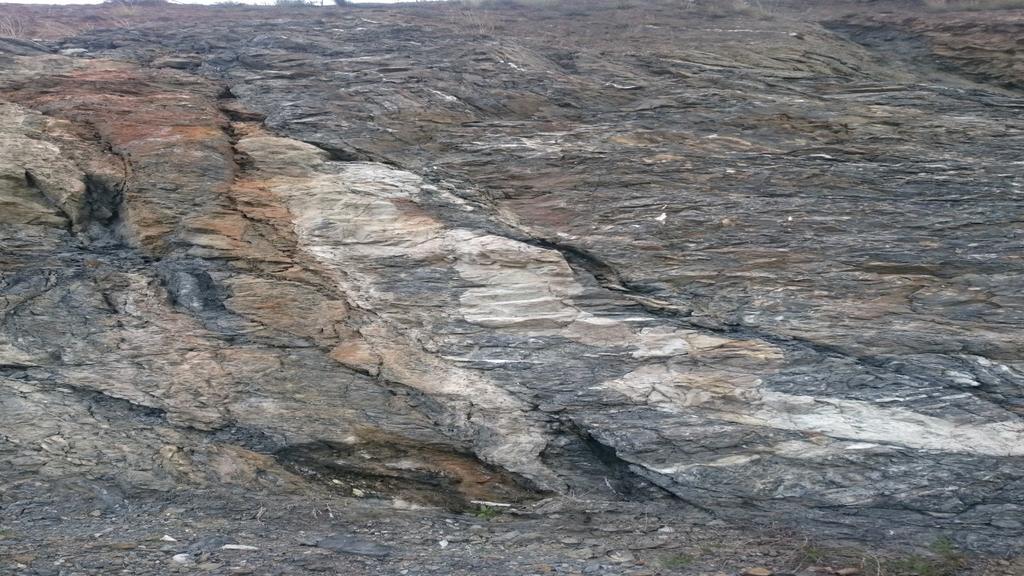 Cuando hay una falla la zona de rozamiento se queda de una forma especial, una parte pulida donde se ven estrías en la dirección de movimiento y aparecen rocas como el esquisto.