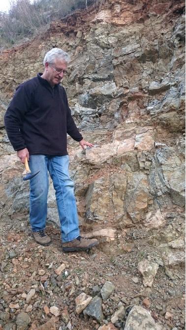 En una de las últimas paradas se explicaron los gneis. En la pared de rocas se puede apreciar una serie metamórfica de gneis y mármol repetidamente.