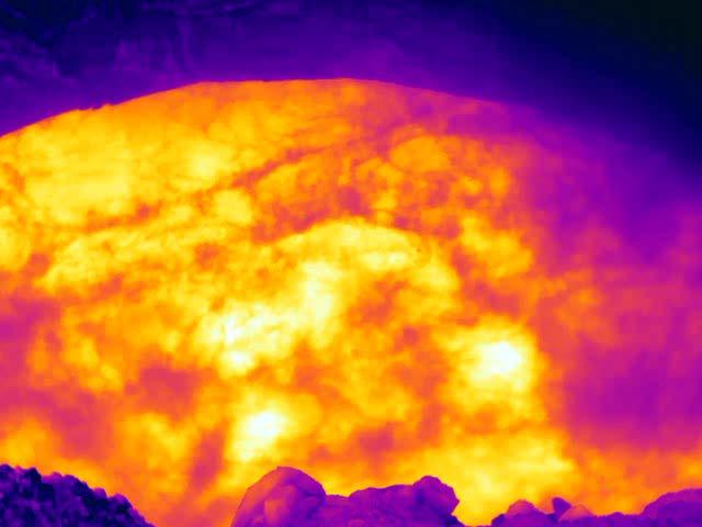 22 Figura 33: En la imagen térmica se aprecian al menos tres áreas de mayor temperatura (amarilloblanco) que rondan los 50 C, mientras que el resto del lago mantiene una temperatura de 45 C.