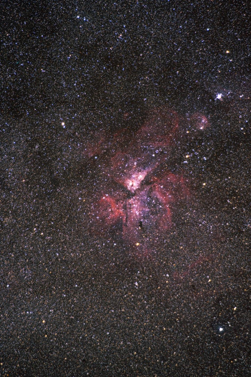 05-Nebulosa Eta Carinae (NGC 3372) Otro fascinante objeto del cielo austral es la conocidísima Nebulosa Eta Carinae.