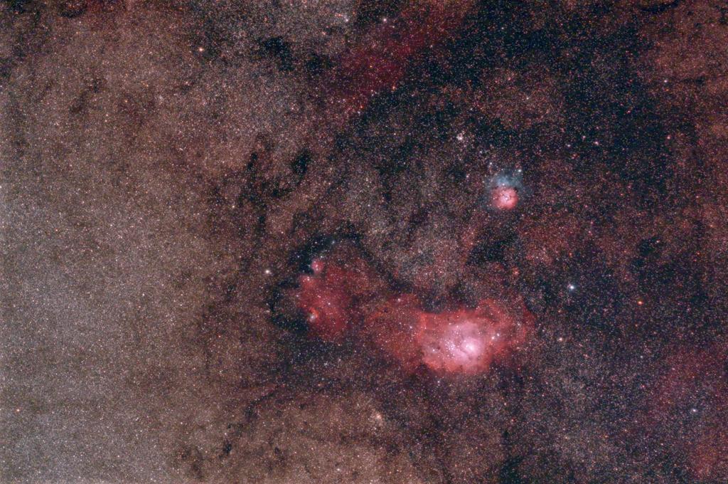 07-Sagitario Otra área increíblemente bella es la que engloba dos de las nebulosas más brillantes y bonitas del cielo austral, la nebulosa de la Laguna y la Trífida, ambas en Sagitario.