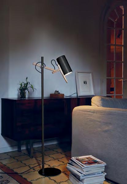 Lacquered iron stem and base. Solid oak arm supports a lacquered aluminium shade. The switch is built into the diffuser. Tija y base de hierro lacado.