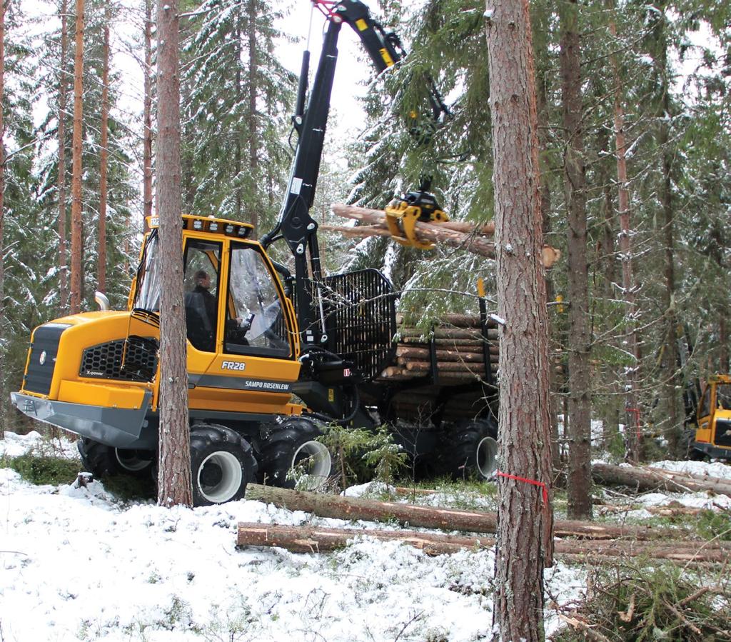Con un bajo peso de carga y un alto ángulo de giro, el FR28 es una máquina ágil para el transporte de madera eficiente desde el tronco hasta la carretera.