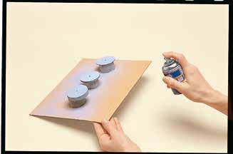 Deja secar la pintura 57 y pule las piezas con papel de lija de grano 400 para eliminar las irregularidades de la superficie.