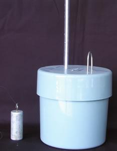 El tipo de calorímetro de uso más extendido consiste en un envase cerrado y perfectamente aislado con agua, un dispositivo para agitar y un termómetro.