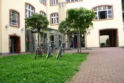 Escuela e instalaciones Las clases se imparten en una escuela, donde también estarás alojado, situada en Berlin-Mitte, distrito de vanguardia por sus muchas galerías, boutiques y cafeterías.
